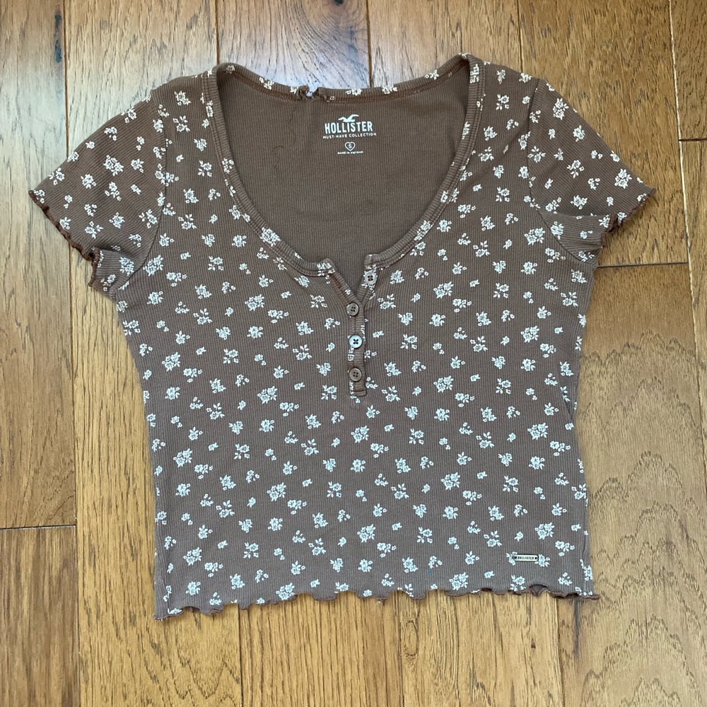 hollister brown and white floral top with buttons down front